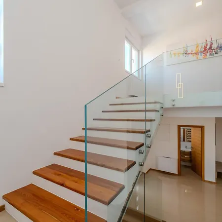 New Luxury Via Villa Zara