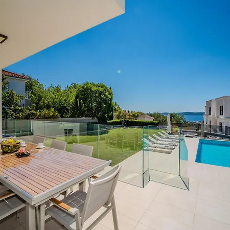 New Luxury Via Villa