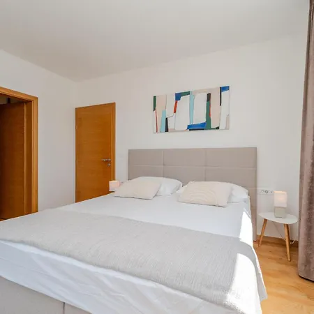 New Luxury Via Villa Zara